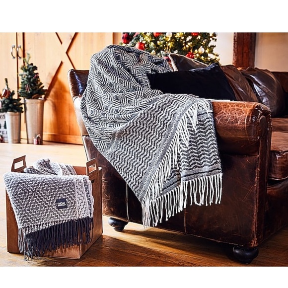 Black and White Comfy Throw Blanket with Geometric Patterns - Picture 3 of 4